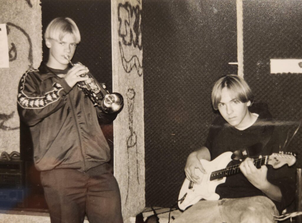 Thomas (stânga) cântând la trompetă cu trupa sa.