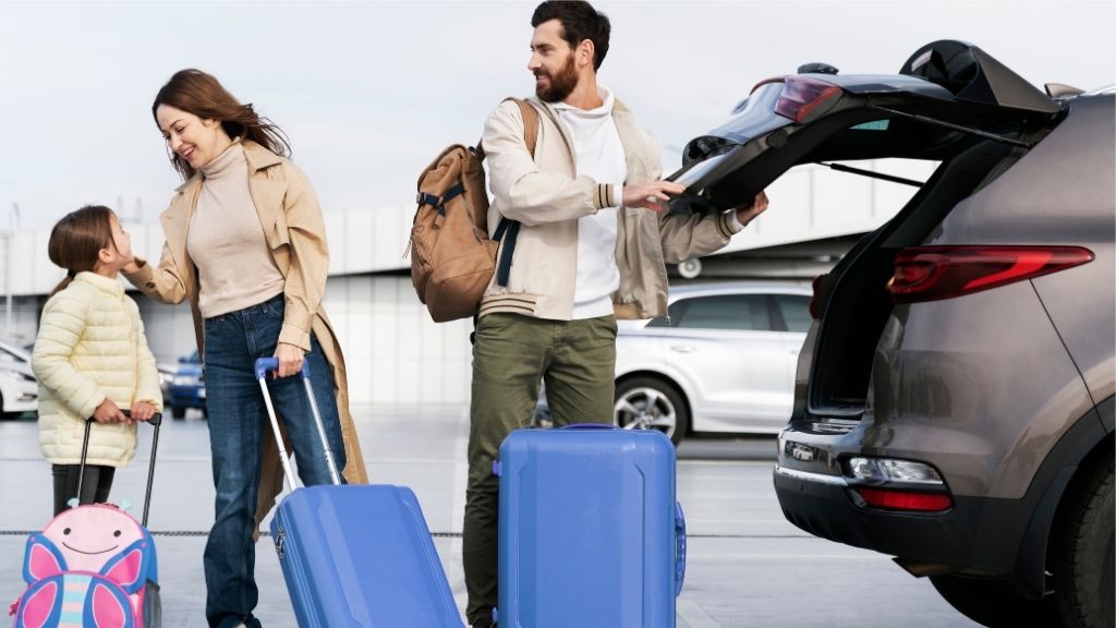 O familie fericită pregătește bagajele lângă mașină pentru o călătorie, reprezentând situația în care este necesară o procură notarială minor pentru ieșirea din țară.